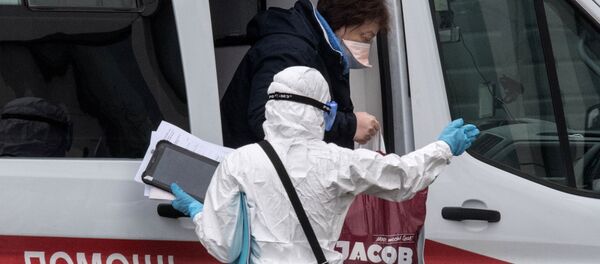 Бейтапты ооруканага апкелген тез жардам бригадасы. Архив - Sputnik Кыргызстан