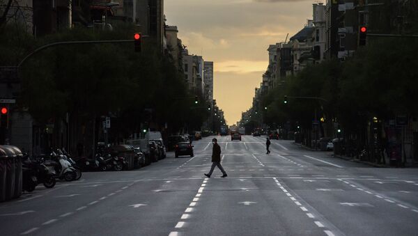 Мужчина в защитной маске идет по пустой улице в центре Барселоны. Архивное фото - Sputnik Кыргызстан