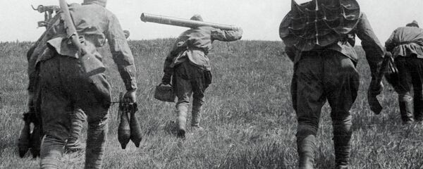 Минометный расчет 3-го фронта меняет огневую позицию. Архивное фото - Sputnik Кыргызстан