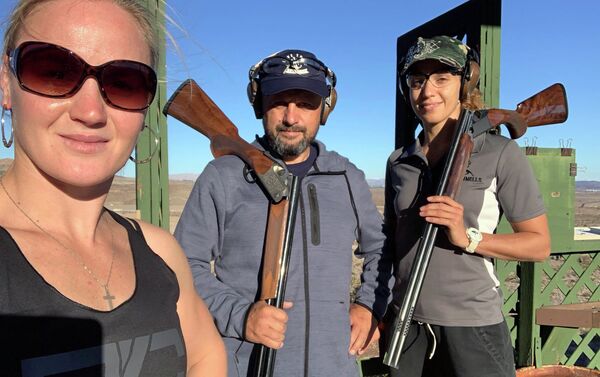 Тренер Федотов научил сестер стрелять из винтовки, ружья и пистолета - Sputnik Кыргызстан