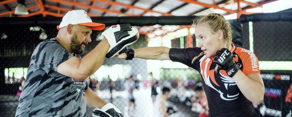 UFC чемпиону Валентина Шевченко тренер Павел Федотов менен. Архив - Sputnik Кыргызстан