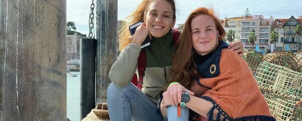 UFC уюмунун жеңилирээк салмактагы чемпиону Валентина Шевченко бир тууган эжесин Антонина менен. Архив - Sputnik Кыргызстан