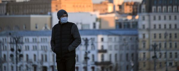Медициналык маска кийген адам. Архив - Sputnik Кыргызстан