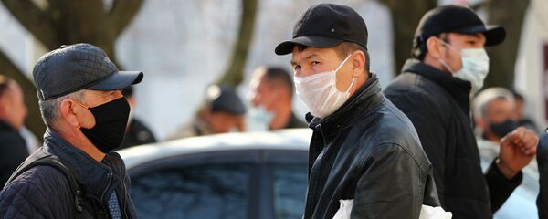 Мигранты у здания УФМС в Калининграде - Sputnik Кыргызстан