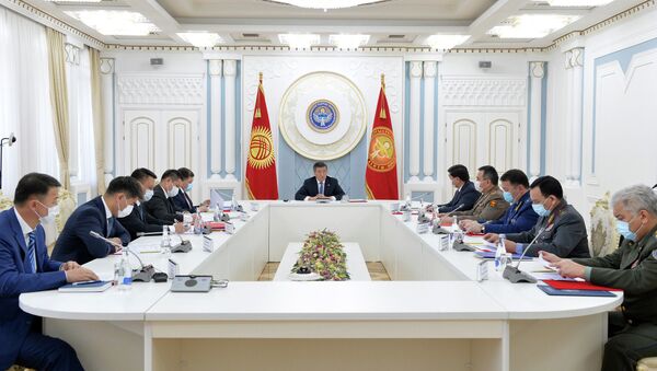 Президент Сооронбай Жээнбеков бүгүн, 28-апрелде, Коопсуздук кеңешинин чакан курамда жыйынын өткөрүп жатат - Sputnik Кыргызстан