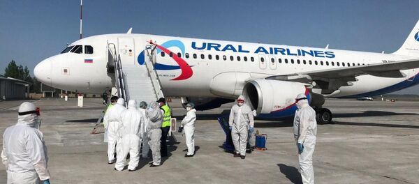 Сегодня из России чартерным рейсом Екатеринбург — Бишкек прилетели 157 кыргызстанцев - Sputnik Кыргызстан