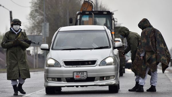 Военнослужащие проверяют документы на контрольно-пропускном пункте, установленном за пределами Бишкека - Sputnik Кыргызстан