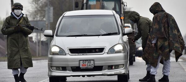 Военнослужащие проверяют документы на контрольно-пропускном пункте, установленном за пределами Бишкека - Sputnik Кыргызстан