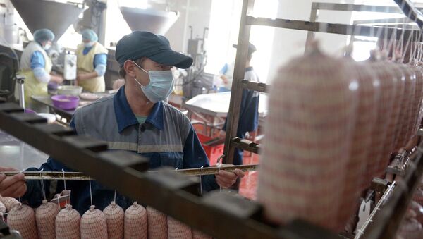 Сотрудник в колбасном цехе. Архивное фото - Sputnik Кыргызстан