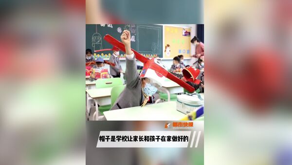 Необычный способ соблюдать дистанцию между учениками придумали в Китае. Видео - Sputnik Кыргызстан