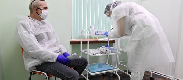 Лабораторияда киши коопсуз бет капчан коронавирус тест өткөн учурда. Архив - Sputnik Кыргызстан