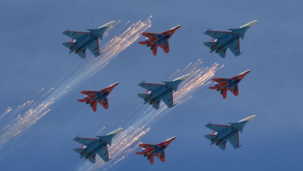 Многоцелевые истребители Су-30СМ пилотажной группы Русские Витязи и МиГ-29 пилотажной группы Стрижи на военном параде. Архивное фото - Sputnik Кыргызстан