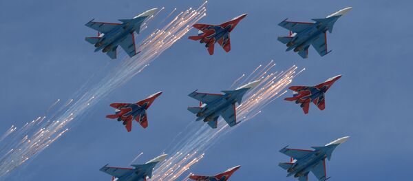 Многоцелевые истребители Су-30СМ пилотажной группы Русские Витязи и МиГ-29 пилотажной группы Стрижи на военном параде. Архивное фото - Sputnik Кыргызстан