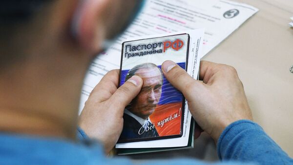 Киши Россиянын паспорттун кармап турат. Архив - Sputnik Кыргызстан