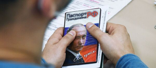 Киши Россиянын паспорттун кармап турат. Архив - Sputnik Кыргызстан