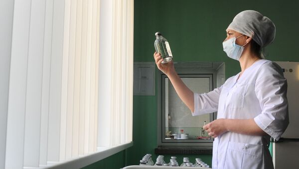 Медицинский сотрудник проводит проверку растворов лекарственных форм в клинической больнице. Архивное фото - Sputnik Кыргызстан