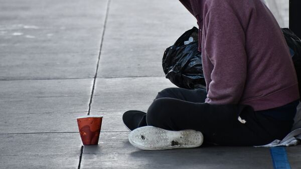 Бездомный просит милостыню. Архивное фото - Sputnik Кыргызстан