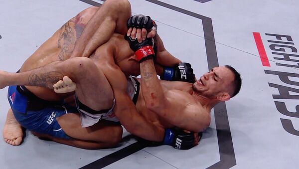 Лучшие удушающие приемы треугольником в UFC — видео ярких побед - Sputnik Кыргызстан