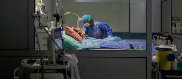 Врач осматривает пациента с COVID-19 Врач осматривает пациента с COVID-19 - Sputnik Кыргызстан