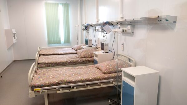 Медицинская палата в лечебном отделении клинического центра инфекционных болезней - Sputnik Кыргызстан