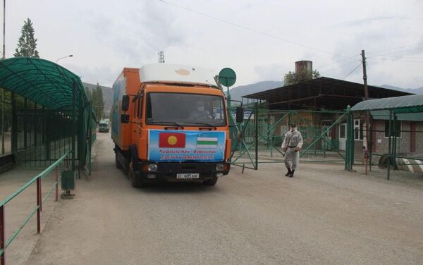 Вчера Баткенская область отправила в помощь населению Ферганской области Узбекистана рис, яблоки и картофель, сообщила пресс-служба полномочного представителя правительства в Баткенской области - Sputnik Кыргызстан