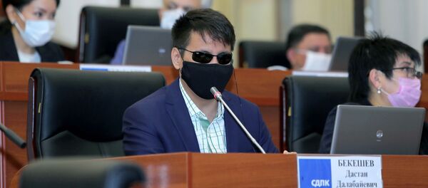 Депутат Жогорку Кенеша Дастан Бекешев на заседании - Sputnik Кыргызстан