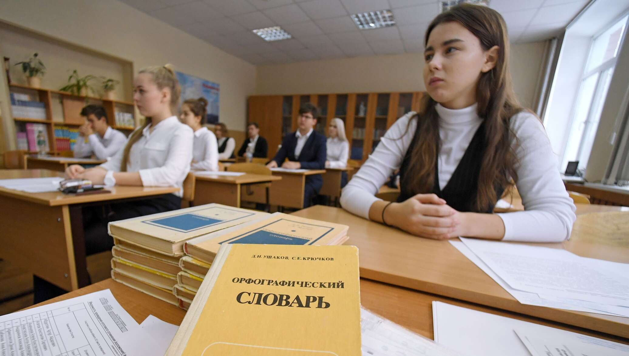 Экзамены кроме егэ. Школьники сдают ЕГЭ по русскому языку. Ученики на ЕГЭ. Школьники на ЕГЭ. Экзамен по русскому ЕГЭ.