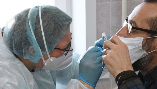 Забор биоматериала на коронавирус нового типа у пациента в медицинском центре. Архивное фото - Sputnik Кыргызстан