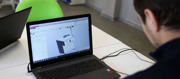 Киши онлайн режиминде окуп жатат. Архив - Sputnik Кыргызстан