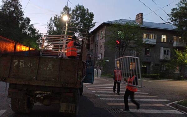 В Бишкеке сотрудники МП Тазалык демонтируют внутренние блокпосты - Sputnik Кыргызстан