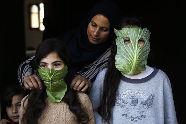 Палестинка надевает на свои детей маски из капусты - Sputnik Кыргызстан