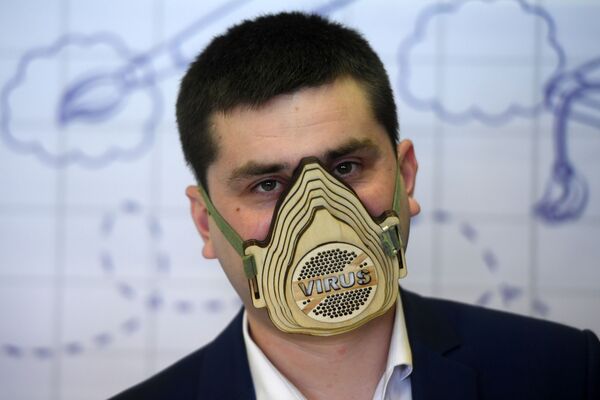 Житель Татарстана Радик Гурьев в изготовленной им из фанеры многоразовой маске - Sputnik Кыргызстан