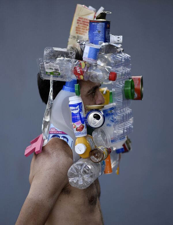 Бразильский фэшн-фотограф Марсио Родригес в самодельной защитной маске из бутылок, банок и коробок - Sputnik Кыргызстан