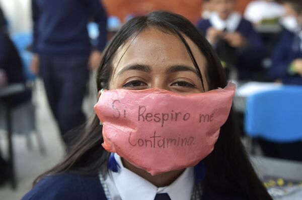 Колумбийская школьница в защитной маске из вторсырья и биоразлагаемых материалов - Sputnik Кыргызстан