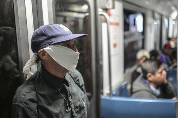 Мужчина в самодельной защитной маске из туалетной бумаги в метро в Мехико, Мексика - Sputnik Кыргызстан