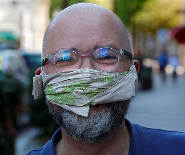 Мужчина в самодельной защитной маске из салфетки в пригороде Парижа, Франция - Sputnik Кыргызстан