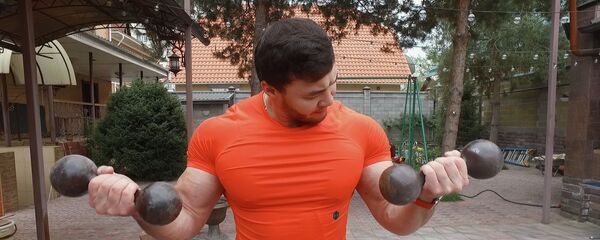 Булчуңдуу, келишимдүү бишкектик атлет үйдөн машыгууну көрсөттү. Видео - Sputnik Кыргызстан