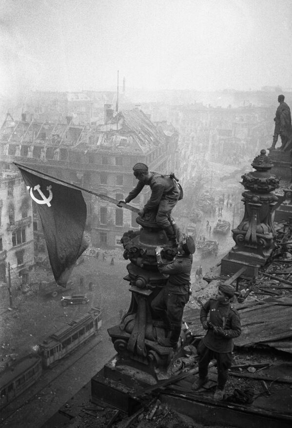 Знамя Победы над Рейхстагом в Берлине, 1945 год - Sputnik Кыргызстан