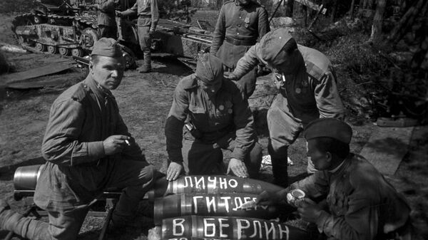 Советские артиллеристы готовятся к штурму Берлина, 1945 год - Sputnik Кыргызстан