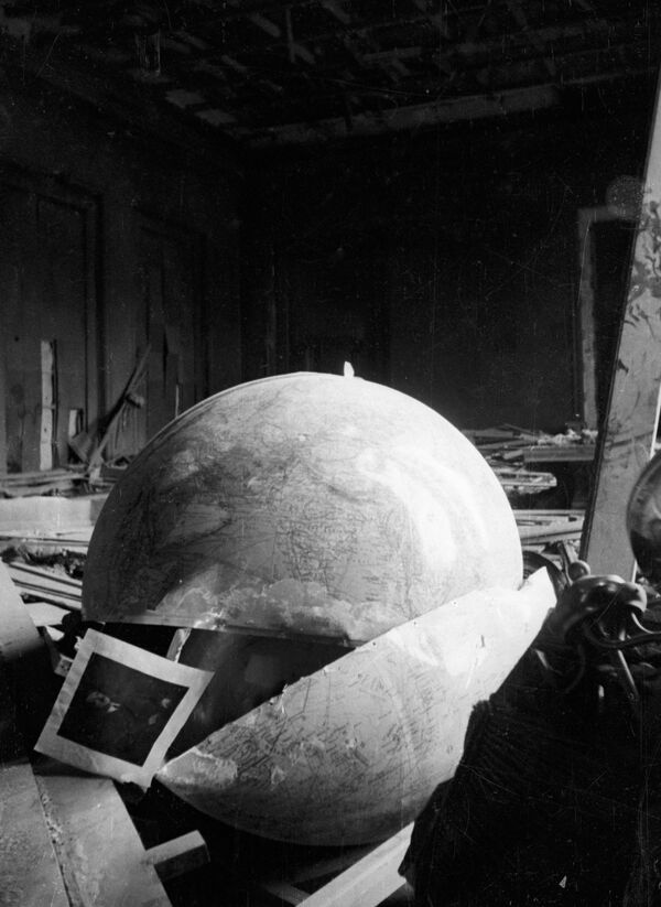Разрушенный кабинет Адольфа Гитлера, 1945 год - Sputnik Кыргызстан