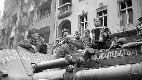 Советские солдаты слушают баян на улицах Берлина, 1945 год - Sputnik Кыргызстан