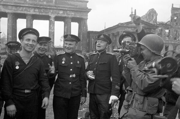 Советские моряки в Берлине, 1945 год - Sputnik Кыргызстан