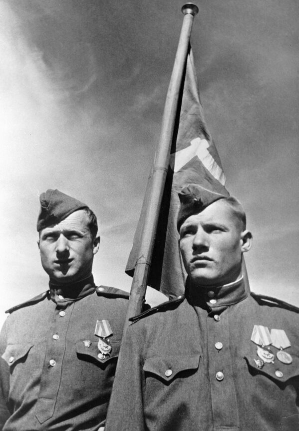 Советские солдаты Михаил Егоров и Мелитон Кантария, водрузившие Знамя победы над берлинским Рейхстагом в мае 1945 года - Sputnik Кыргызстан