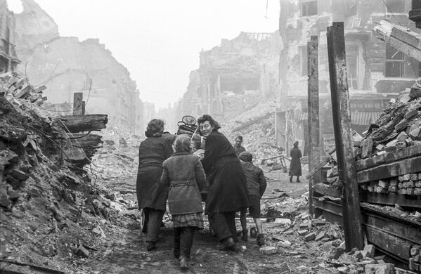 Жители Берлина возвращаются домой по заваленной обломками улице, 1945 год - Sputnik Кыргызстан