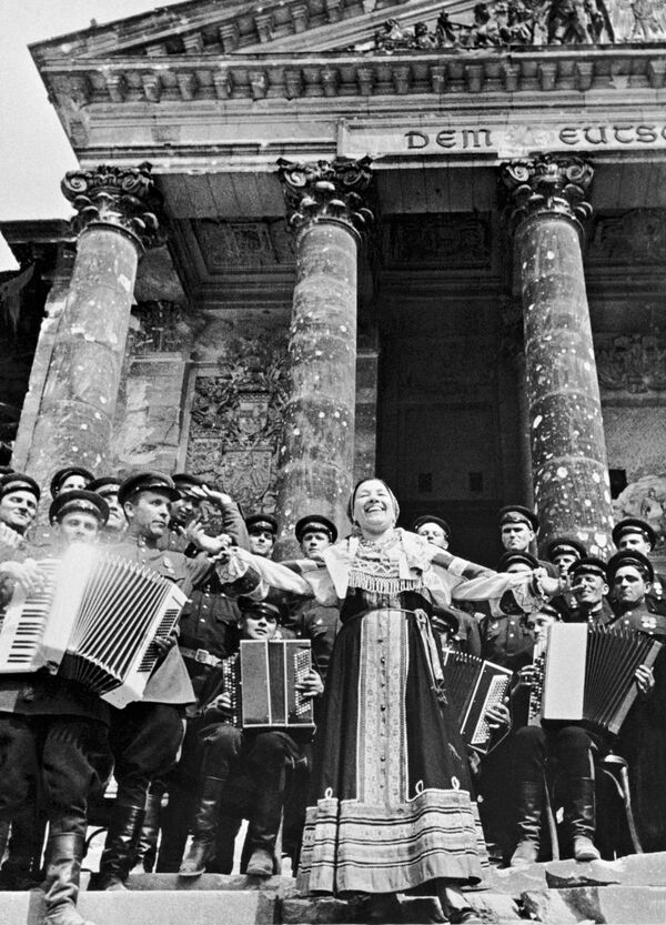 Народная артистка РСФСР Лидия Русланова выступает с концертом перед советскими воинами на ступенях Рейхстага, 1945 год - Sputnik Кыргызстан