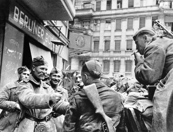 Советские солдаты-освободители празднуют победу в Берлине, 1945 год - Sputnik Кыргызстан