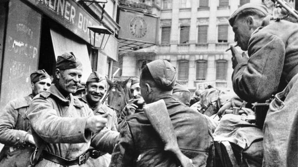 Советские солдаты-освободители празднуют победу в Берлине. Архивное фото - Sputnik Кыргызстан