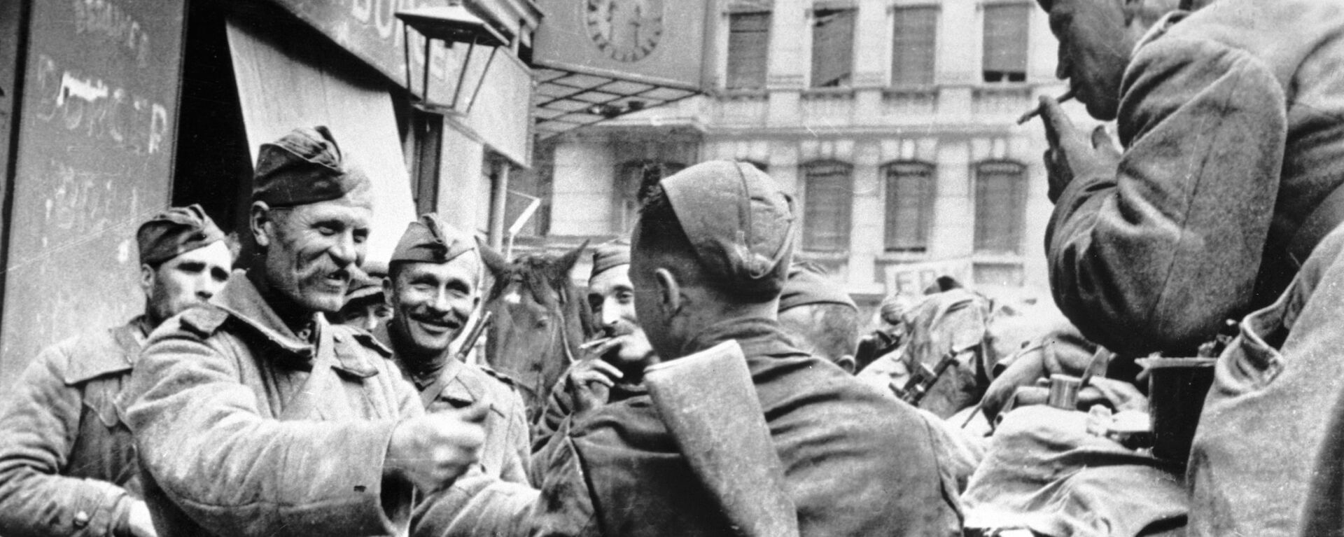 Советские солдаты-освободители празднуют победу в Берлине. Архивное фото - Sputnik Кыргызстан, 1920, 08.05.2022