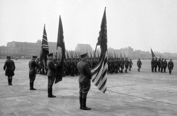 Представители союзного командования на Темпельгофском аэродроме в Берлине, 1945 год - Sputnik Кыргызстан