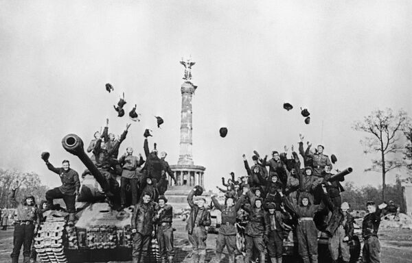 Советские танкисты в Берлине, 1945 год - Sputnik Кыргызстан